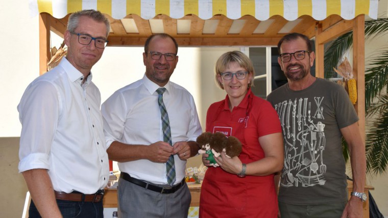 Bauernmarkt St. Peter/Au Gruppenfoto vor dem "So schmeckt NÖ"Infostand