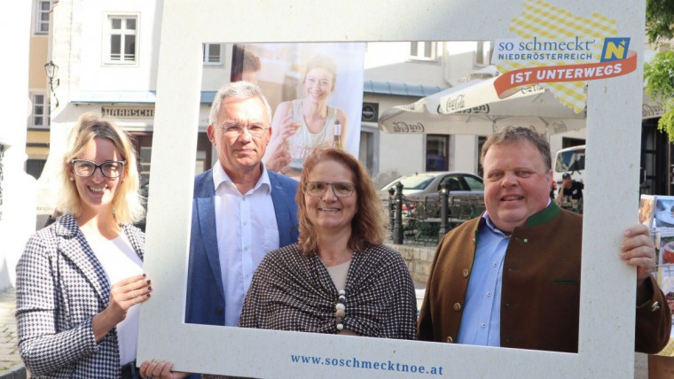 Bauernmarkt Krems Gruppenfoto mit "So schmeckt NÖ" Fotorahmen