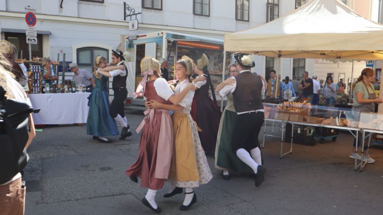 Bauernmarkt Krems Volkstanzgruppe beim Tanz am Markt