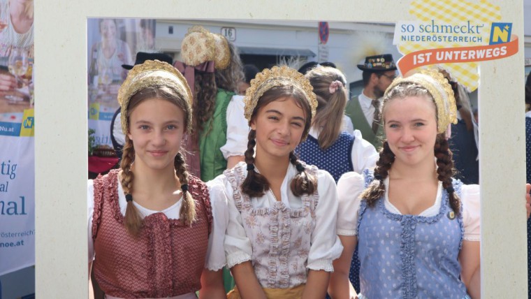 Bauernmarkt Krems Volkstänzerinnen im "So schmeckt NÖ" Fotorahmen