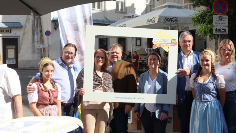 Bauernmarkt Krems Gruppenfoto mit "So schmeckt NÖ" Fotorahmen