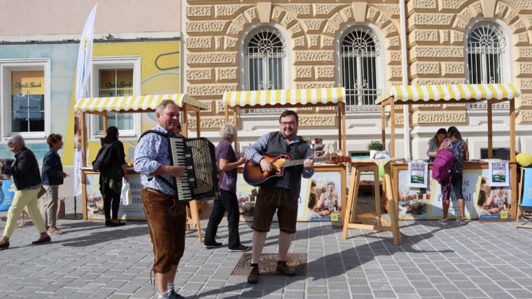 Hubis Urknall Duo sorgt für gute Stimmung am Bauernmarkt in St. Pölten