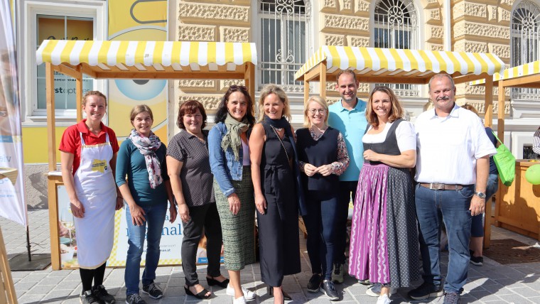 Politische Vertreterinnen und Vertreter beim Bauernmarkt in St. Pölten