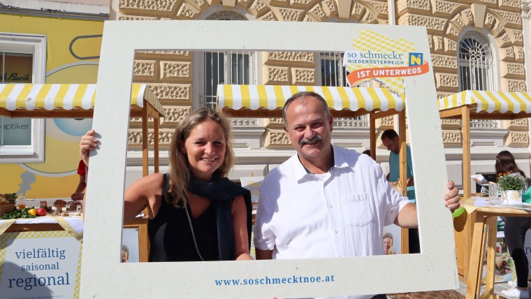 Bauernmarkt in St. Pölten, Gruppenfoto mit "So schmeckt NÖ"-Rahmen.