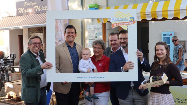 Ehrengäste beim Bauernmarkt in Wolkersdorf