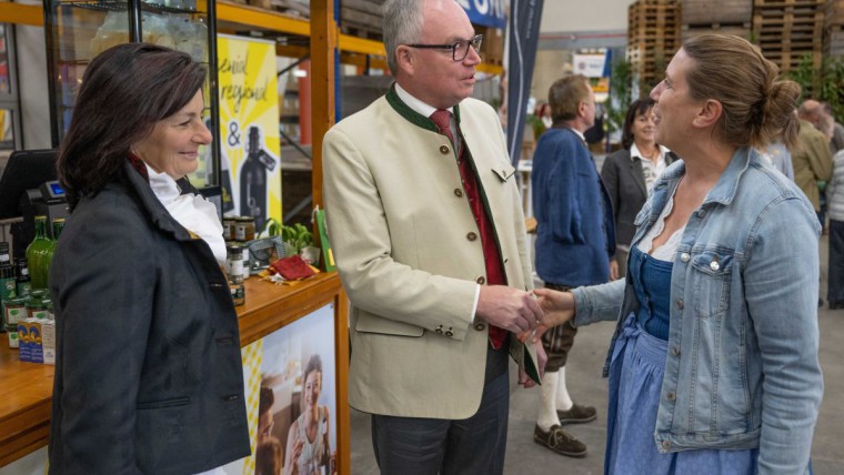 LH-Stv. Stephan Pernkopf begrüßt Eva Brenner beim Erntedankfest im Traisental