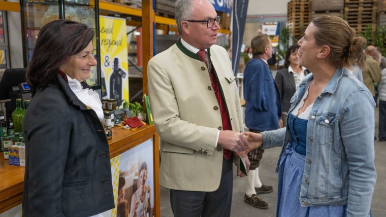 LH-Stv. Stephan Pernkopf begrüßt Eva Brenner beim Erntedankfest im Traisental