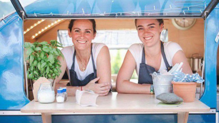 Doris Wasserburger gemeinsam mit ihrer Tochter in ihrem Pasta-Wagen.