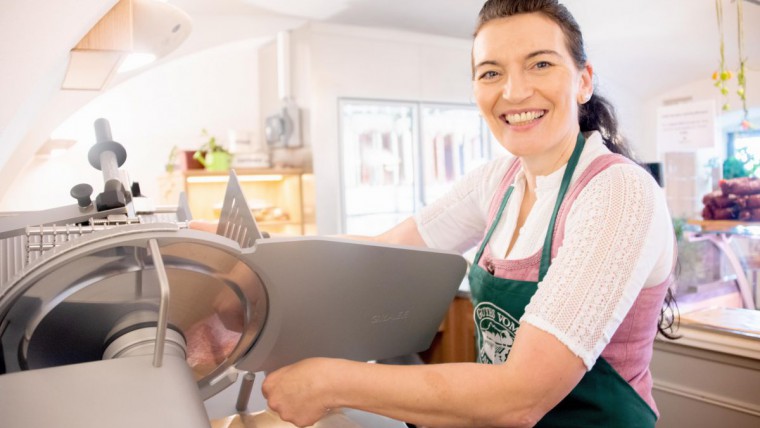 Hofladen Pramreiter, Frau Pramreiter an der Schneidemaschine