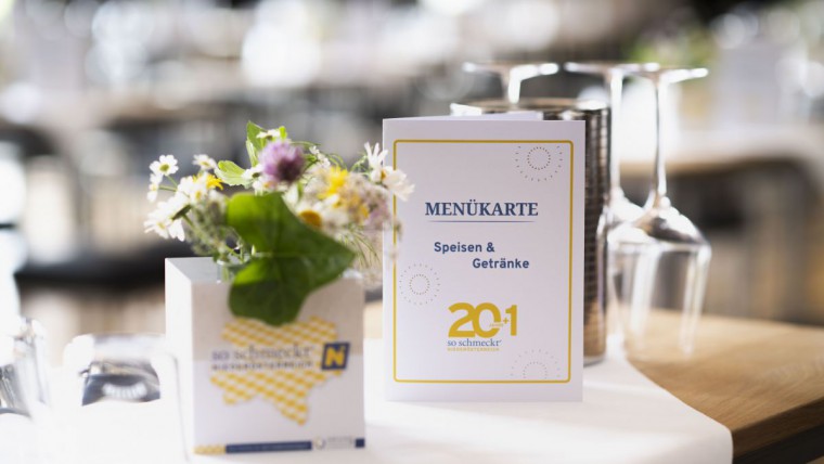 Menükarte und Tischdeko bei der Jubiläumsveranstaltung von "So schmeckt Niederösterreich"