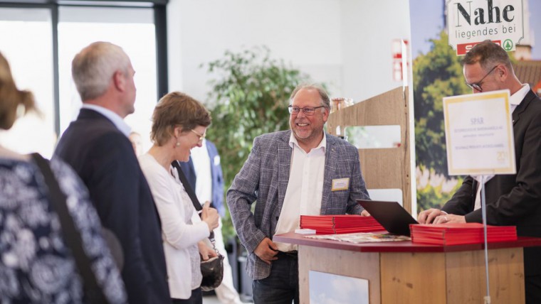 Spar-Vertreter beim Gespräch mit potentiellen Lieferanten