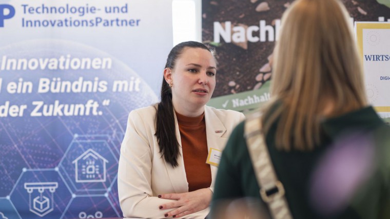 Manuela Klaushofer von der WKÖ bei der Fachmesse am Jubiläum.