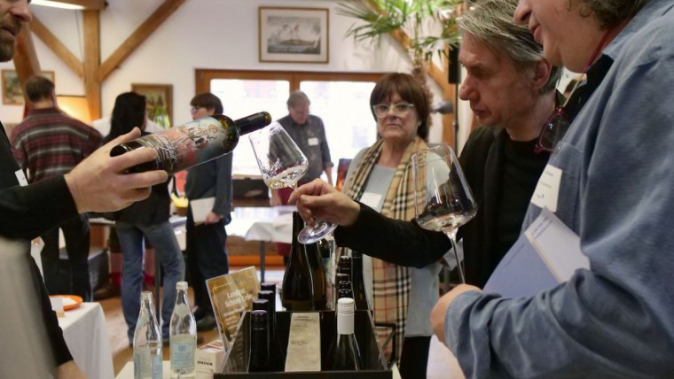 Gruppe von Menschen verkostet Wein