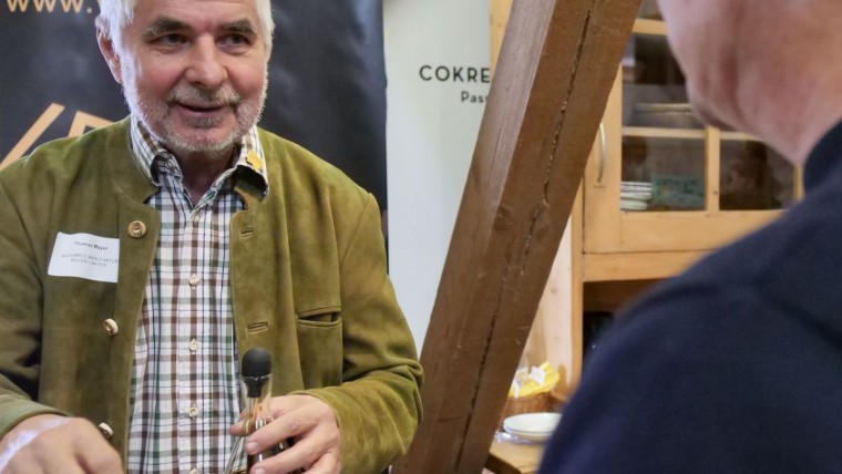 Lorenz Mayer von Mayer+Mayer Balsamico pr&auml;sentiert seine Produkte einem Kunden