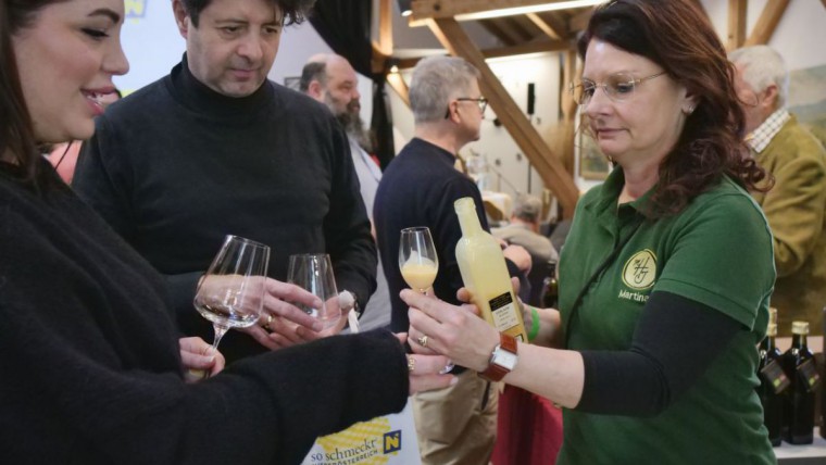 Martina H&ouml;finger von Abhof H&ouml;finger bietet den Besucherinnen und Besuchern Kostproben ihres Eierlik&ouml;rs an.