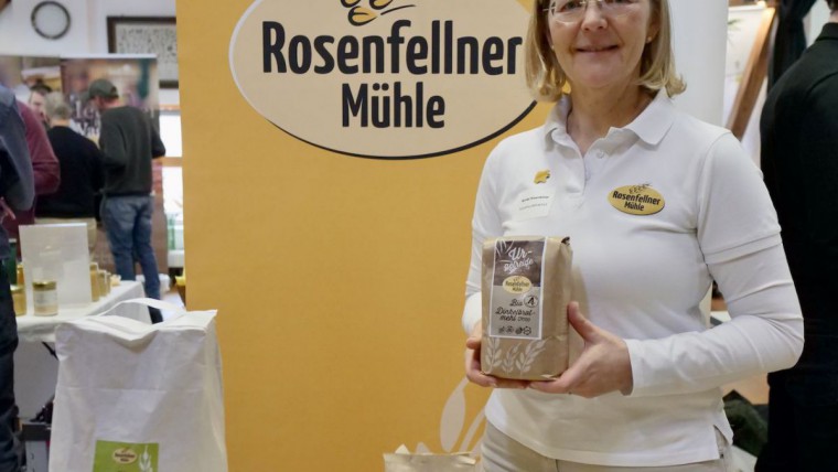 Monika Rosenfellner zeigt eines ihrer Bio-Mehle auf der B2B Veranstaltung in M&uuml;nchen.