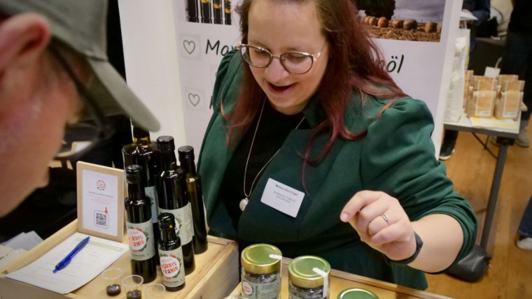 K&uuml;rbishof Bischinger pr&auml;sentiert ihre K&uuml;rbiskernvariationen.