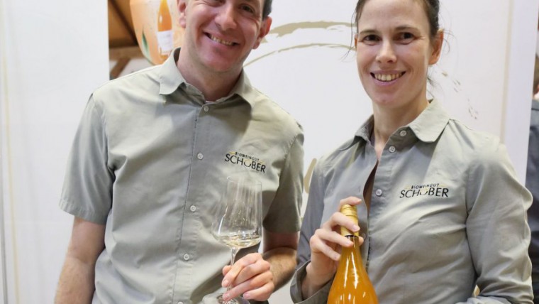 Weingut Schober h&auml;lt ihren Schoberol in der Hand und lie&szlig; ihn den G&auml;sten kosten