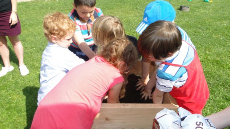 Landjugend St. Pölten mit der Gemüsepyramide und Kindern