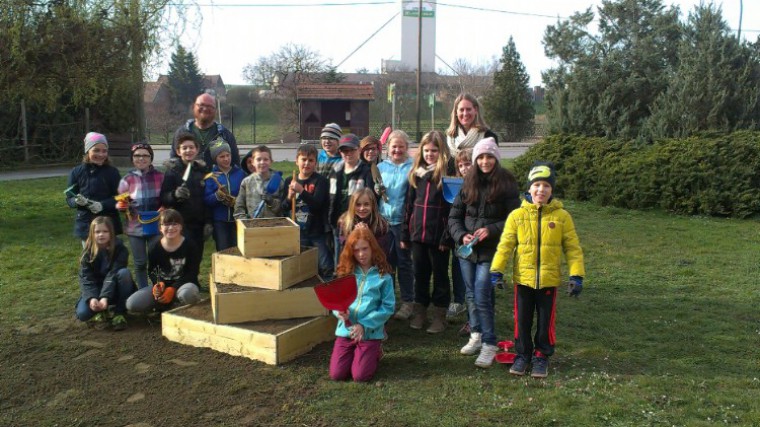 Kinder mit Erdäpfelpyramide