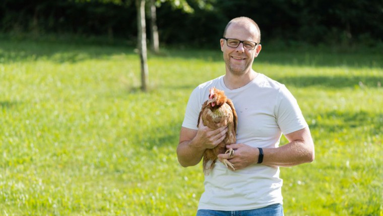Zimmermann Karl Junior mit Huhn