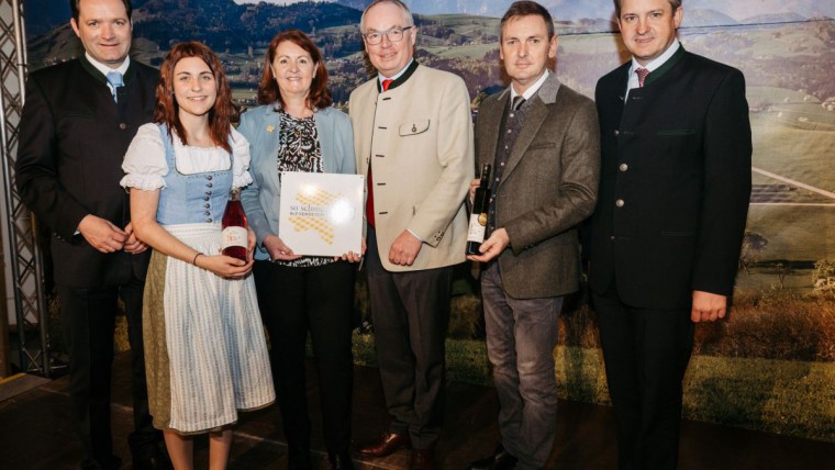 Die landwirtschaftliche Fachschule Pyhra freut sich über das "goldene Stamperl" für Himbeerlikör & Tresterbrand Muskat.