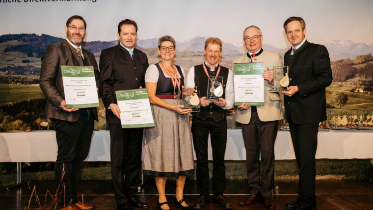 Familie Adelsberger wurde bei der Ab-Hof Messe mit der goldenen Birne ausgezeichnet.