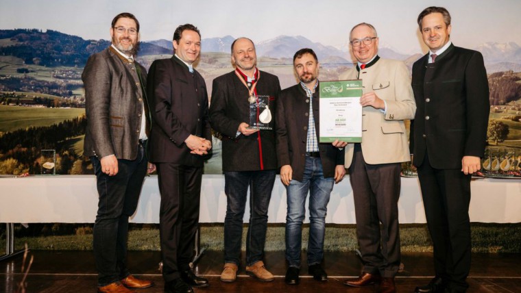 Der Betrieb Gatterer wurde bei der Ab-Hof Messe mit dem goldenen Stamperl ausgezeichnet.