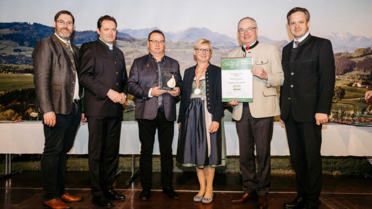 Familie Hackl wurde bei der Ab-Hof Messe mit dem goldenen Stamperl ausgezeichnet.