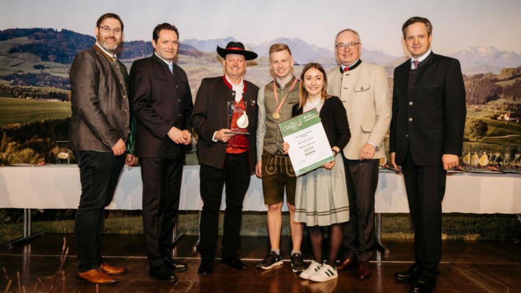 Familie Oberaigner-Binder wurde bei der Ab-Hof Messe mit der goldenen Birne ausgezeichnet.