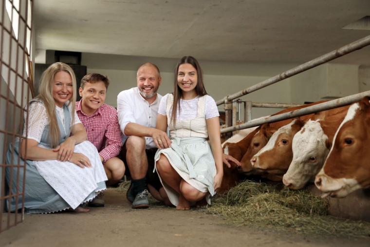 Familie Dammerer im Stall