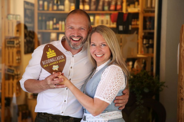 Ehepaar Dammerer mit Plakette