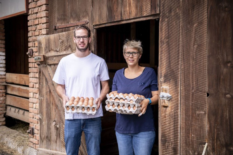 Familie Unterweger mit Eierkartons