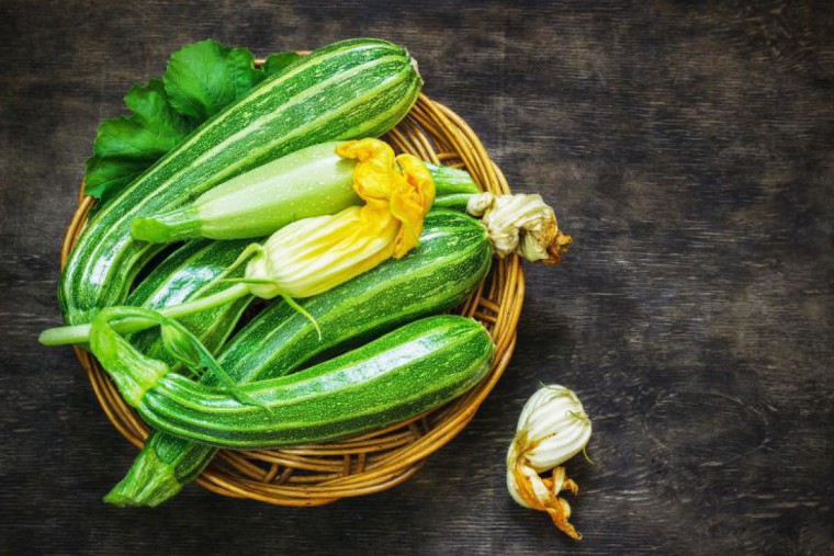 Zucchini in Korb mit Blüten