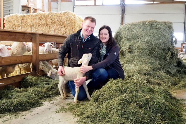 Thomas und Maria Langeder im Schafstall