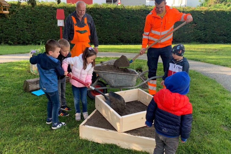 Europakindergarten beim bauen der Pyramide
