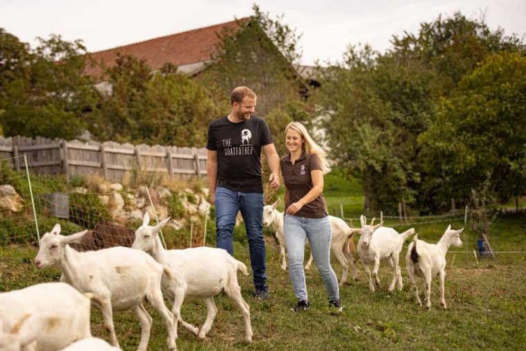 Michael Mandl mit Frau bei den Ziegen