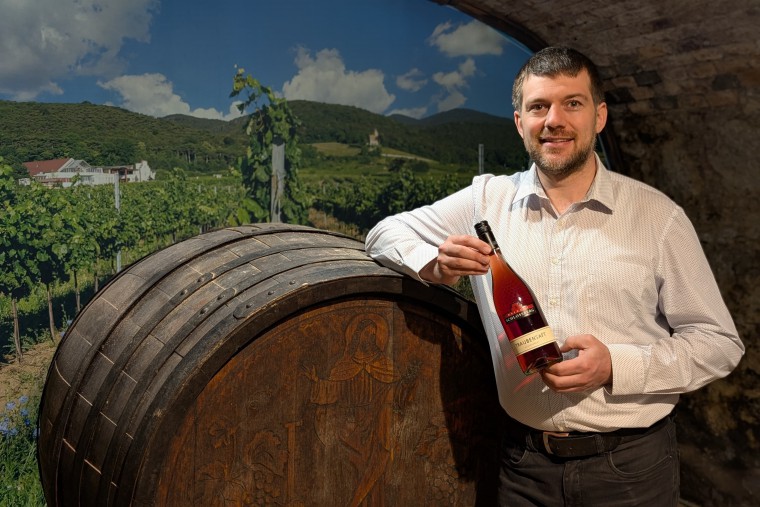 Wertek Schlossberg, Herr Wertek mit Traubensaftflasche im Raritätenkeller