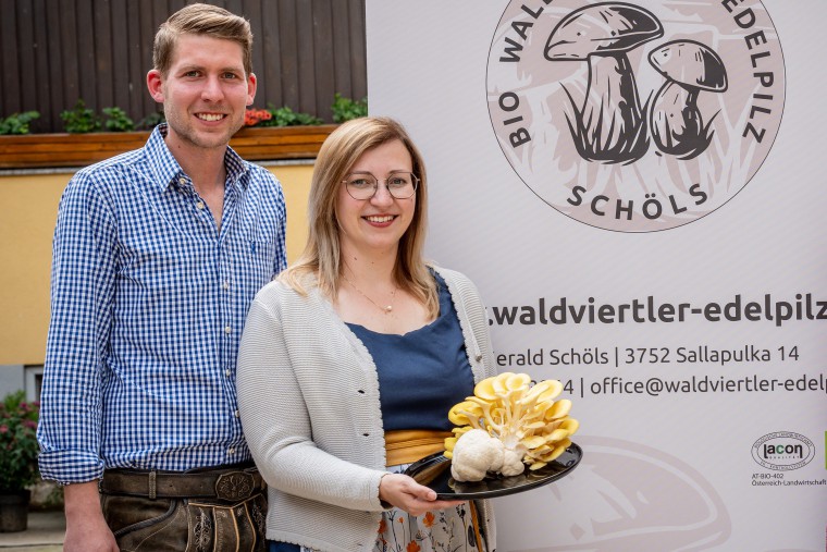 Waldviertler Edelpilz, Familie Schöls mit Pilzteller in der Hand