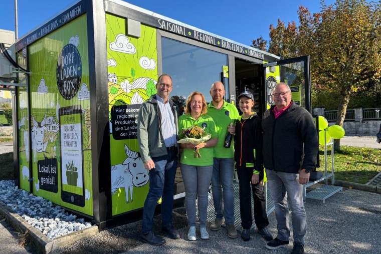 Dorfladenbox Hofamt Priel, Betreiber vor der Dorfladenbox am Tag der Eröffnung
