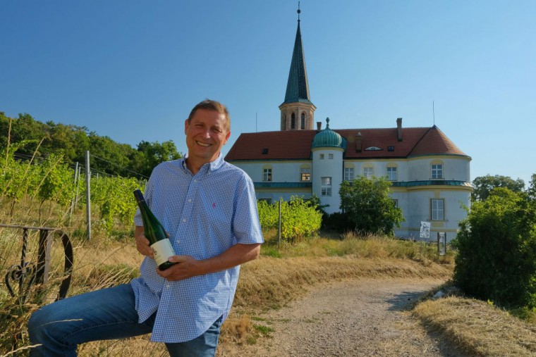 Othmar Biegler mit Weinflasche in der Hand