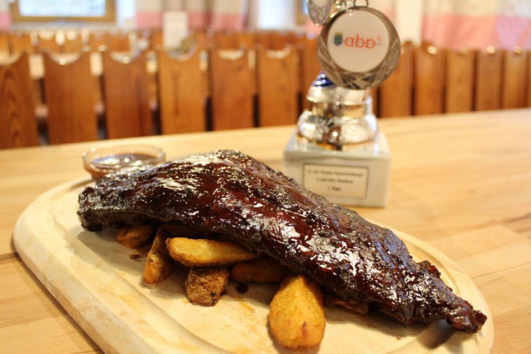 Brett mit Ripperl und Ofenkartoffeln