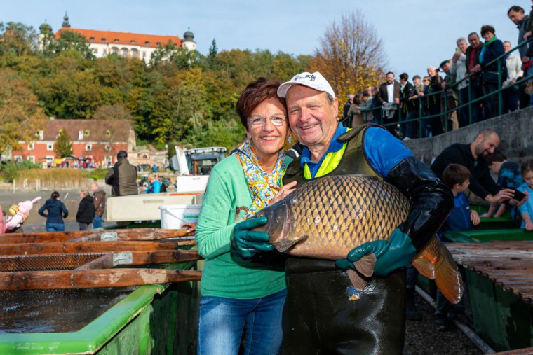 Frau und Mann mit gro&szlig;em Fisch in der Hand