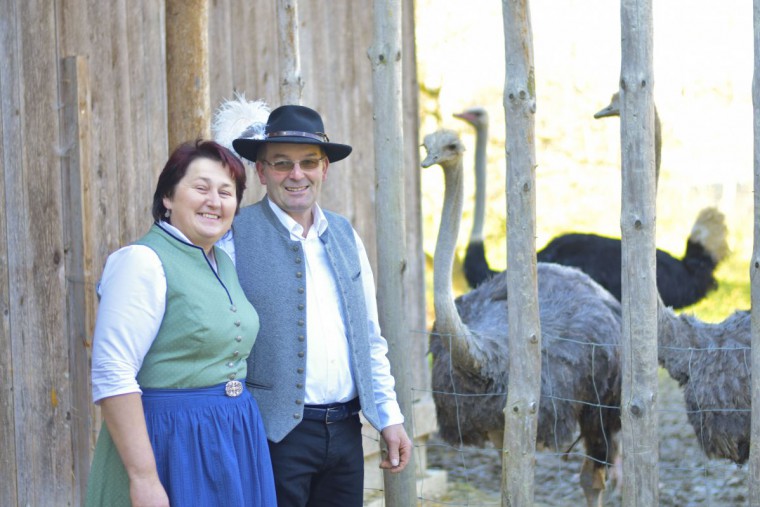 Herr und Frau Halmer vor dem Strau&szlig;enstall