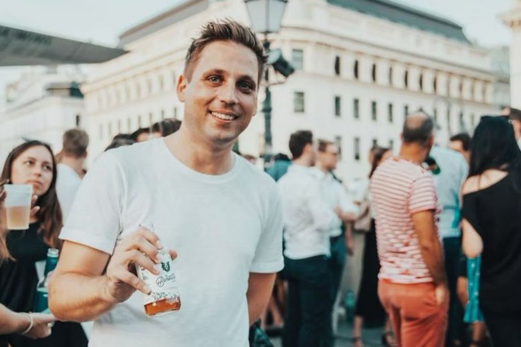 Christoph Zein mit einer Flasche B&auml;rnstein in der Hand