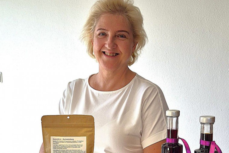  Produkten	Foto von Ulrike Lackner mit ihren Produkten