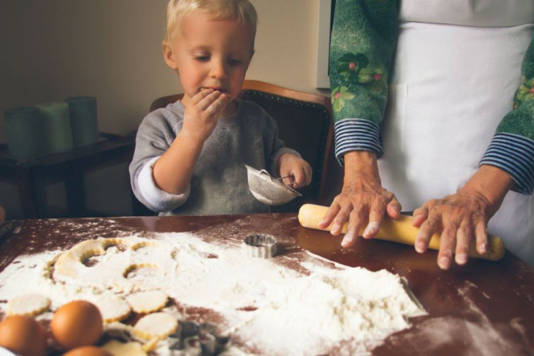 Kind mit Oma beim Keksebacken