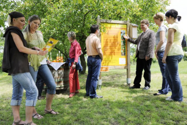 Marillenbauer Harald Aufreiter mit G&auml;sten am Marillenweg