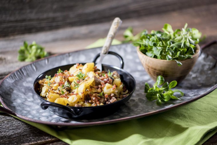 Erdäpfelgröstl mit Salat angerichtet