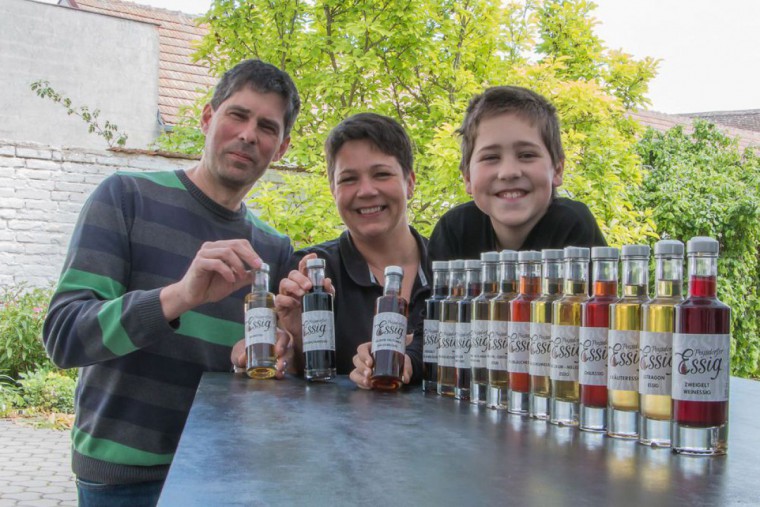 Weingut Heger und Poysdorfer Essig und Senf Familie mit Flaschen